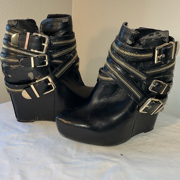 BCBG Black Wedge Booties gold zippers 8M 38 - Picture 3 of 4